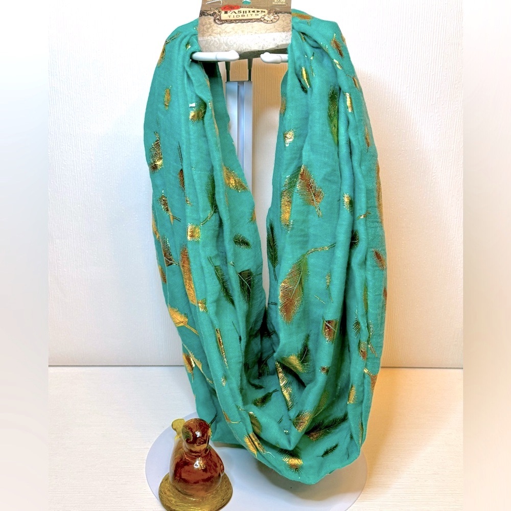 A New Day Crossbody Bag with Infinity scarf bundle - Picture 2 of 9